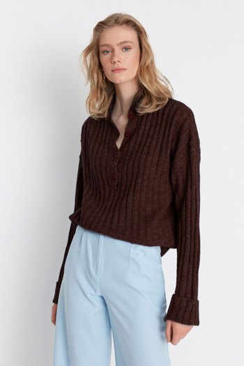 Trendyol Collection Brązowy szeroki wzór miękki teksturowany sweter z kołnierzem typu stójka TWOAW21KZ0783