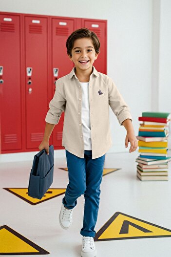 TRENDYOLKIDS Béžová bavlněná vyšívaná regular Oxford tkaná chlapecká školní košile TKDAW26GO00000