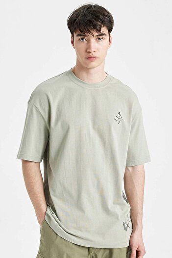 DeFacto Comfort Regular Fit Άνετη εφαρμογή Crew λαιμόκοψη με εμπριμέ κοντομάνικο μπλουζάκι C1865AX24SM