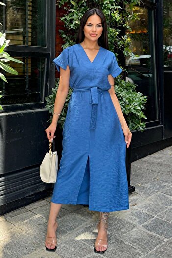 NEW LAVİVA Decolteu în V indigo, mânecă scurtă, țesătură Airobin, detaliu pe umeri, centură/cenă, rochie maxi cu deschidere în față