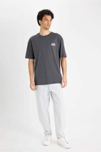 DeFacto Comfort Regular Fit Άνετη εφαρμογή Crew Neck με εμπριμέ κοντομάνικο μπλουζάκι B4370AX24SP