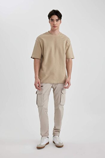 DeFacto Comfort Regular Fit Άνετη εφαρμογή Crew λαιμόκοψη με εμπριμέ κοντομάνικο μπλουζάκι B5812AX24SP
