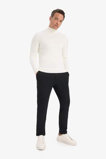 DeFacto Marineblauer Slim-Fit-Pullover mit halbem Rollkragen und schmaler Passform aus einfarbigem Basic-Strick R1127AZ23WN