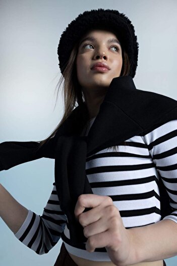 DeFacto Slim Fit Crew Neck Striped Crop Sweater A5953Ax23Sp