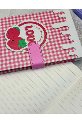 ZeCo Collection دفتر ملاحظات مغناطيسي ذو غطاء صلب مخطط من Strawberry Love