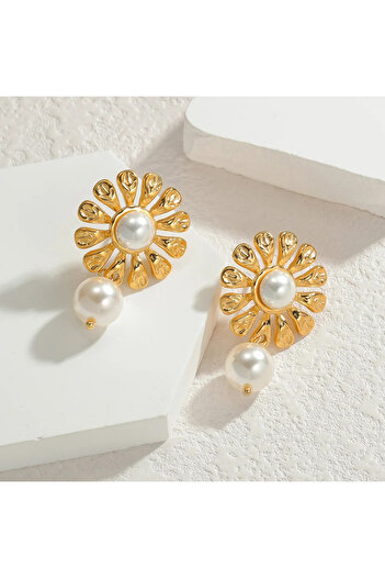 Eva Grace Florine earrings, golden, flower-shaped, with pearls, made of stainless steel - Universe of Collection