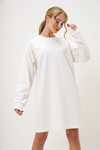 Trend Alaçatı Stili Weißes Damen-Sweatshirtkleid mit Rundhalsausschnitt ALC-X13137