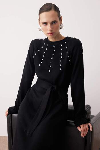 Trendyol Modest Φόρεμα πλεκτό με λεπτομέρεια μαύρης πέτρας TCTAW25EB00001