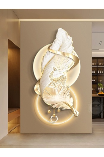 Un لوحة حائط فنية مضيئة LED بتصميم ريشات ذهبية وبيضاء