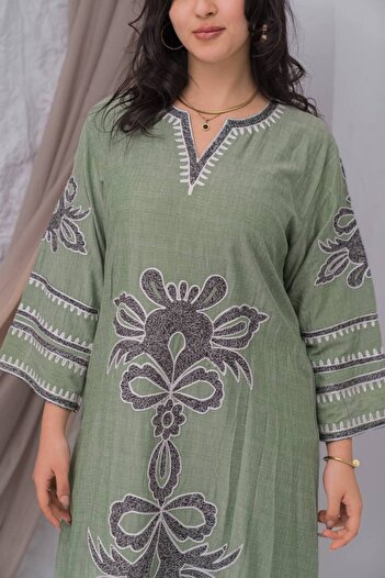 AFandina Linen jalabiya with delicate details that add a touch of luxury A-386