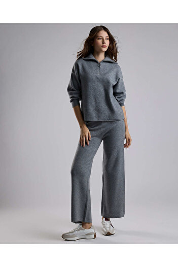 R&B Textured Sweatshirt with High Neck and Long Sleeves