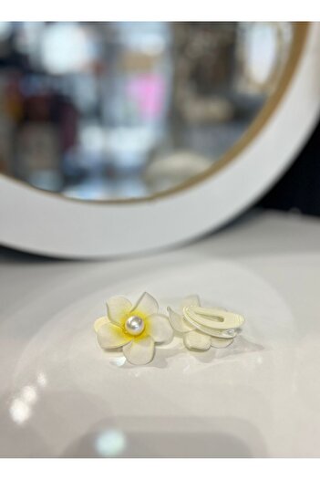 RoyalVance 2-Piece Pearl Detail Flower Patterned Clip Buckle