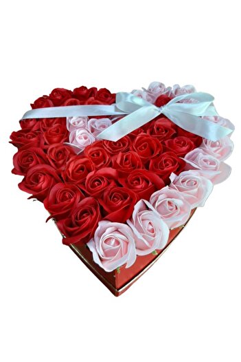 Buchet cu dor Cutie cu 45 trandafiri din sapun, rosii si rozi cu miros fin de trandafiri, 30x30x18 cm