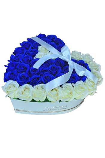Buchet cu dor Cutie cu 45 de trandafiri de săpun, albi și albaștri cu un parfum fin de trandafir, 30x30x18 cm