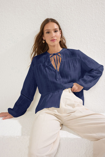 Trendyol Collection Námořnická modrá bavlněná tkanina s krajkou na rukávu Regular Regular Fit Tkaná košile TWOSS25GO00038