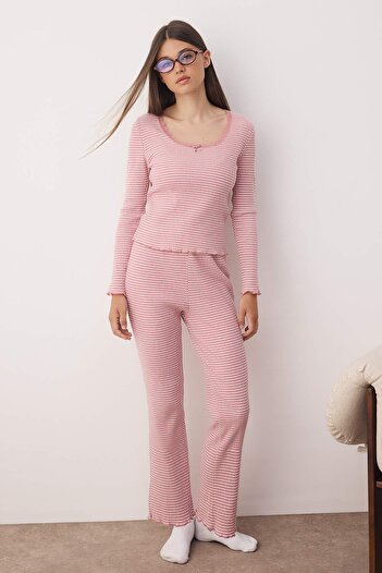 Trendyol Collection Rosa gestreiftes Spitzen-Detail-Pyjama-Set aus weichem Cord für den Winter THMAW26PT00056