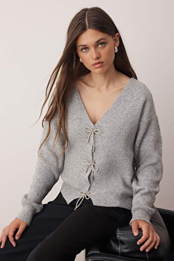 Trendyol Collection Cardigan de tricotaj cu textura moale, cu nasturi, cu fundita din piatra antracit TWOAW26HI00015