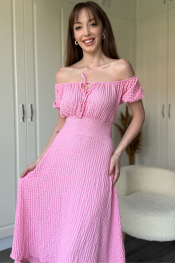 Dilay Gökoğlu Butik Off-The-Shoulder Seersucker Midi Pink Dress