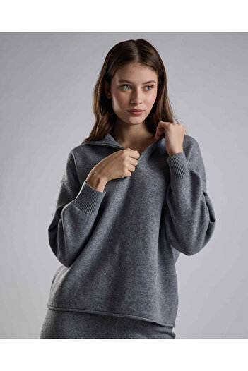 R&B Textured Sweatshirt with High Neck and Long Sleeves