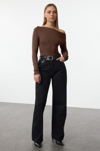 Trendyol Collection Hnědá rovná prémiová měkká tkanina Pletená halenka s lodičkovým výstřihem TWOAW24BZ00227