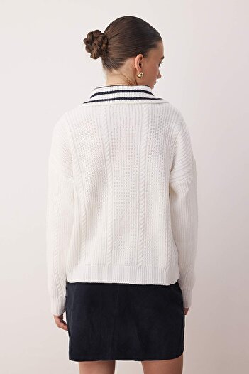 Trendyol Collection Ecru Hair Braided Wide Fit Pullover mit Umlegekragen TWOAW26KZ00120