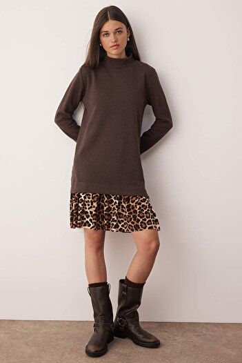 Trendyol Collection Braunes Mini-Strickkleid mit Stehkragen und Punkten aus Thessaloniki TWOAW25EL00282