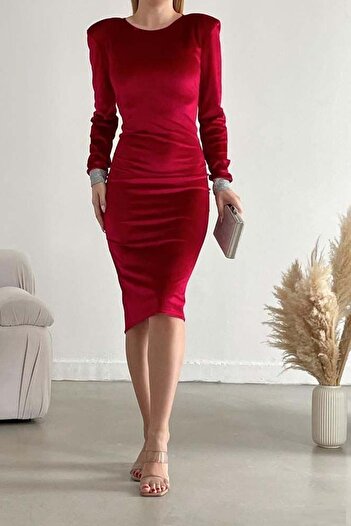 bayansepeti Red Stretchy Velvet Fabric Midi Evening Dress with Padding Shoulder and Sleeves and Stone Design582313