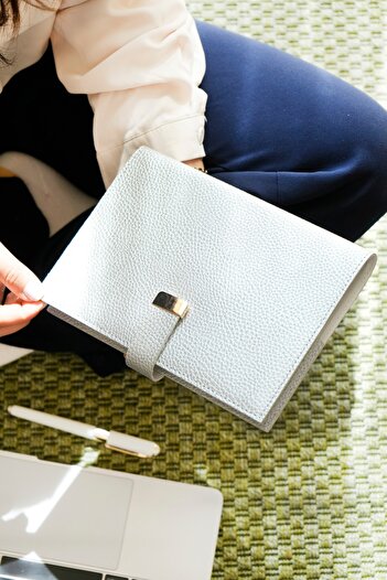 Victoria's Journals Executive Vegan Leather Notebook. A Five. 100 Grams. 240 Sheets. Edge Gilded Silver