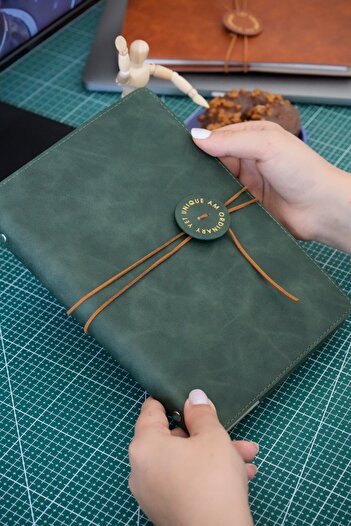 Victoria's Journals Caiet A5 cu capac vegan cu mecanism.100 gr. 160 pagini. Linie