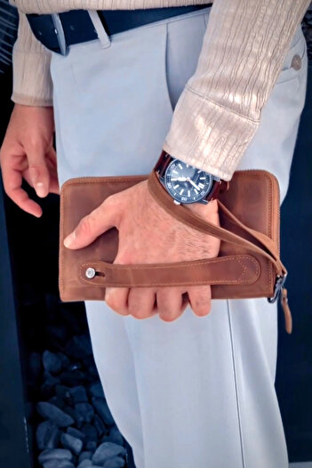 CüzCan Robert Tumbled Tan Genuine Leather Men's Hand Wallet - with Magnet Closure and Handheld