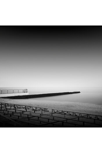 Harikabirev Amazing | Black&White Color Sea Dock Model | Framed Tempered Glass Table Single Horizontal