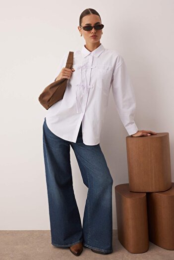 Trendyol Modest Bílá přední tkáňová košile s detailním lemováním TCTAW26TG00003