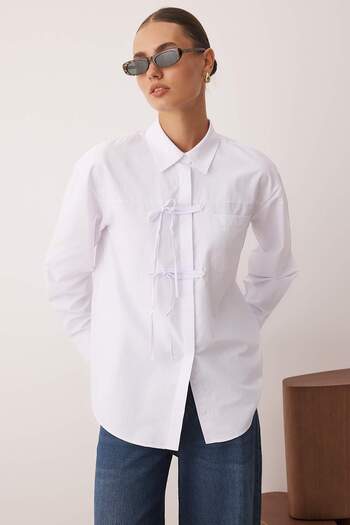Trendyol Modest Bílá přední tkáňová košile s detailním lemováním TCTAW26TG00003