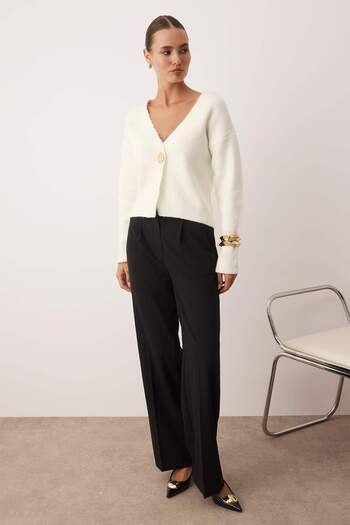 Trendyol Collection Ecru měkký pletený svetr s texturou na knoflíky TWOAW26HI00212
