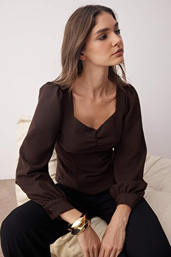 Trendyol Collection Braune, detaillierte, gewebte, gewebte Bluse mit Kordelzug TWOAW23BZ00633