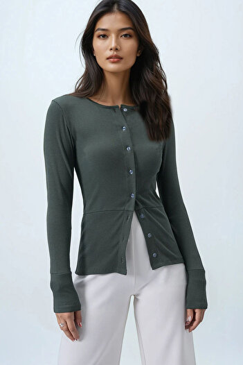 Trend Alaçatı Stili Olivgrüne Damen-Bluse mit weiten Manschetten, Nähten und Knöpfen vorne, Alc-X14400