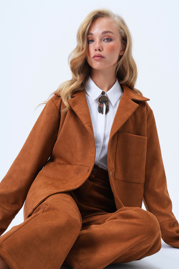 Trend Alaçatı Stili Hellbraune Damenjacke aus Wildlederimitat mit einer Tasche und Nahtdetails Alc-X14404