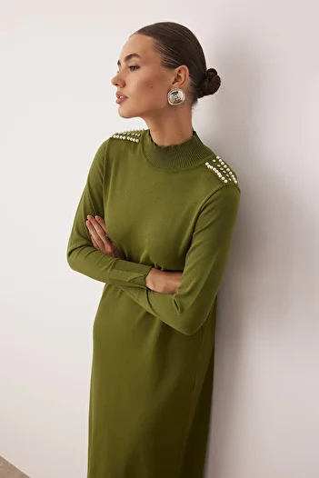 Trendyol Modest Πλεκτό φόρεμα με γιακά με αξεσουάρ από πέτρα χακί TCTAW26EB00005