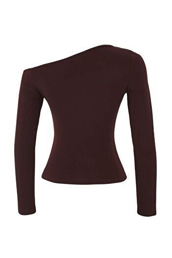 Trendyol Collection Braune, figurbetonte, dehnbare Strickbluse mit asymmetrischem Kragen und Accessoire-Detail TWOAW26BZ00075