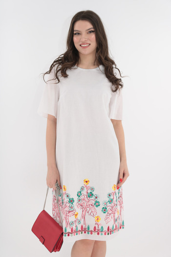 Vanessa Line RO White casual dress with floral embroidery at the hem