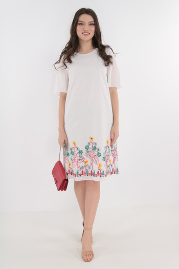 Vanessa Line RO White casual dress with floral embroidery at the hem