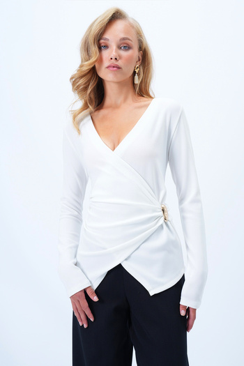 Trend Alaçatı Stili Weiße zweireihige Ottoban-Bluse mit V-Ausschnitt und Broschendetail für Damen Alc-X14337