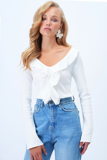 Trend Alaçatı Stili Women's Ecru V-Neck Front Ruffle Detailed Knitted Blouse Alc-X14363
