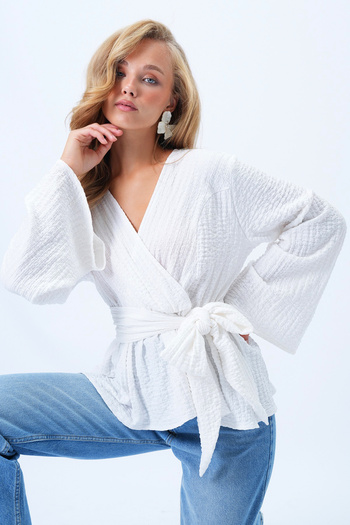 Trend Alaçatı Stili Weiße Damenbluse mit zweireihigem Kragen, Rock, Rüschen und selbsttragendem Gürtel Alc-X14428