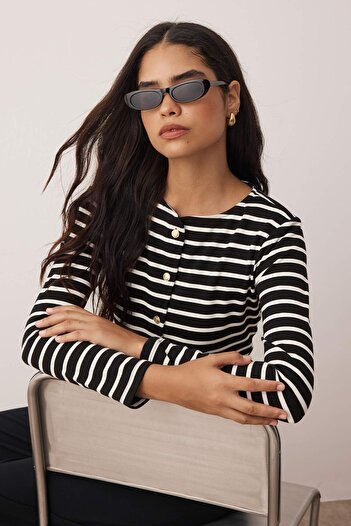 Trendyol Collection Μαύρη ριγέ βάτα με λεπτομέρεια με κουμπιά κανονική/κανονική εφαρμογή Interlock εύκαμπτη πλεκτή μπλούζα TWOAW26BZ00017