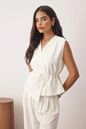 Trendyol Collection Weiße, zweireihige, gewebte Weste mit schmalem Gürtel TWOAW26YE00024