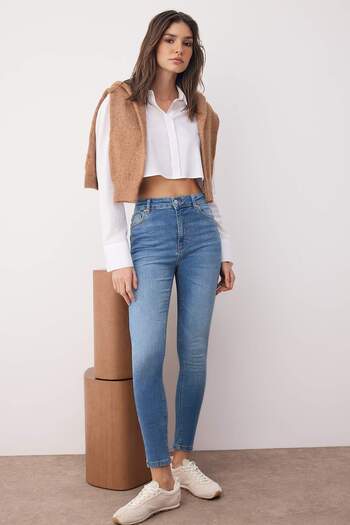 Trendyol Collection Schwarze, figurbetonte, dehnbare Skinny-Jeans mit hoher Taille TWOSS25JE00051