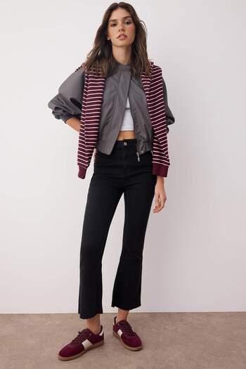 Trendyol Collection Antracitové džíny Crop Flare s vysokým pasem TWOAW21JE0159