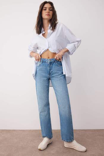 Trendyol Collection Niebieskie dżinsy z prostymi nogawkami i prostym krojem w pasie TWOAW26JE00061