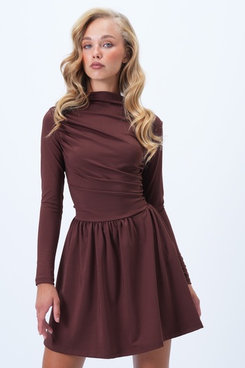 Trend Alaçatı Stili Bitter Brown Damenkleid mit niedrigem Kragen und drapierten Details Sandy Flared Dress Alc-X14371